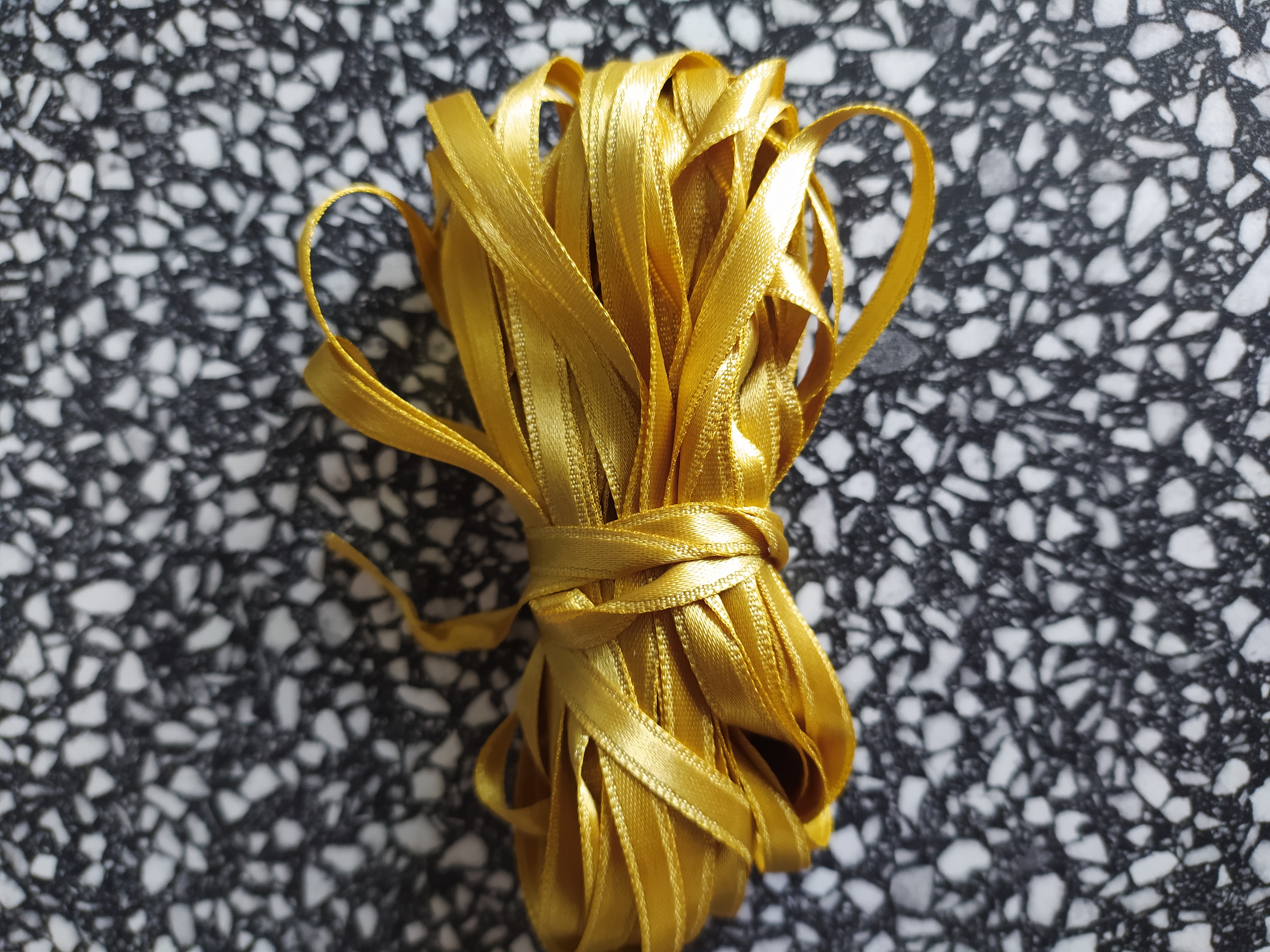 Stuha atlasová oboulící 6 mm zlatá