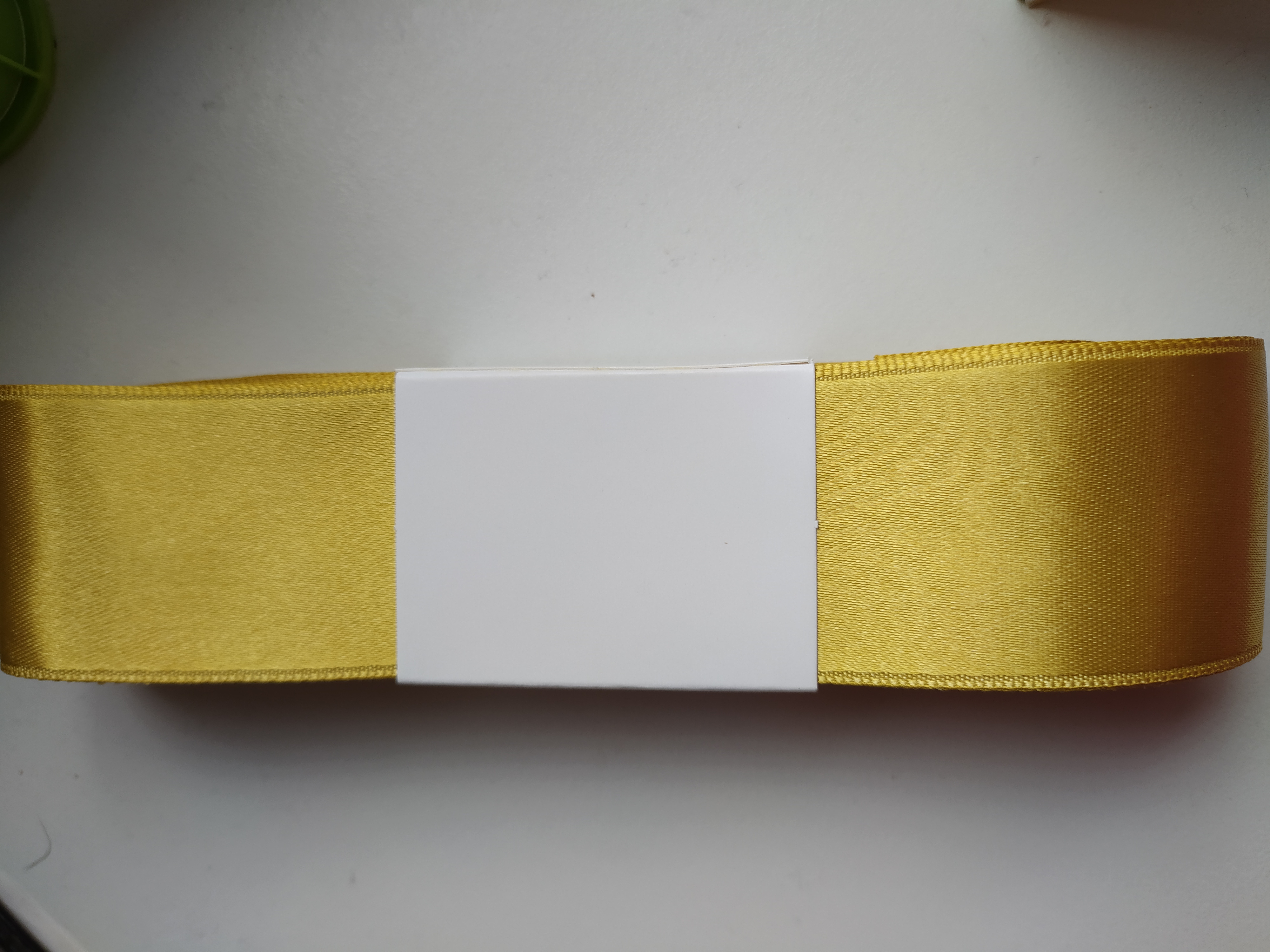 Stuha atlasová oboulící 38 mm zlatá