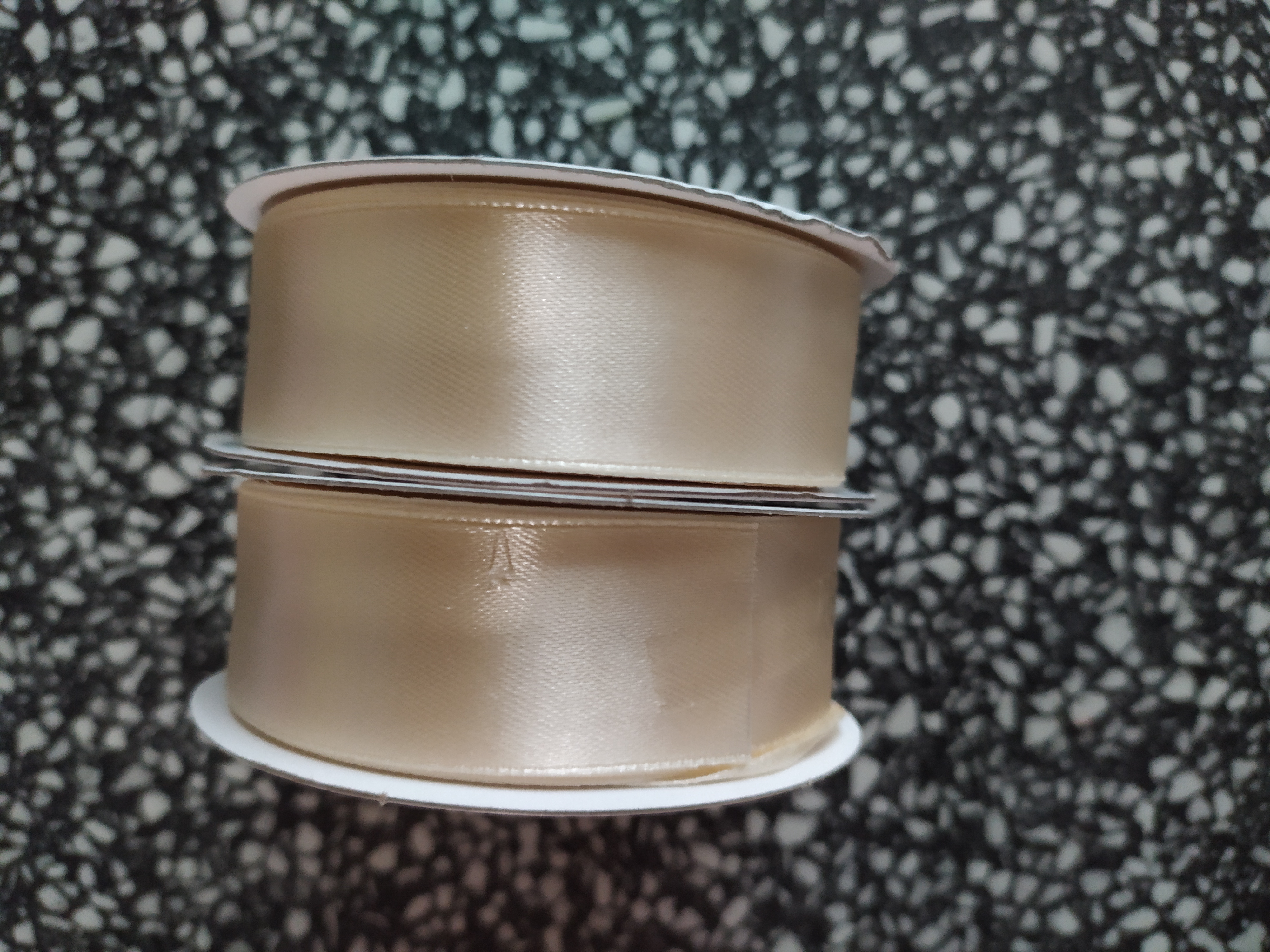 Stuha atlasová jednolící 25 mm krémová