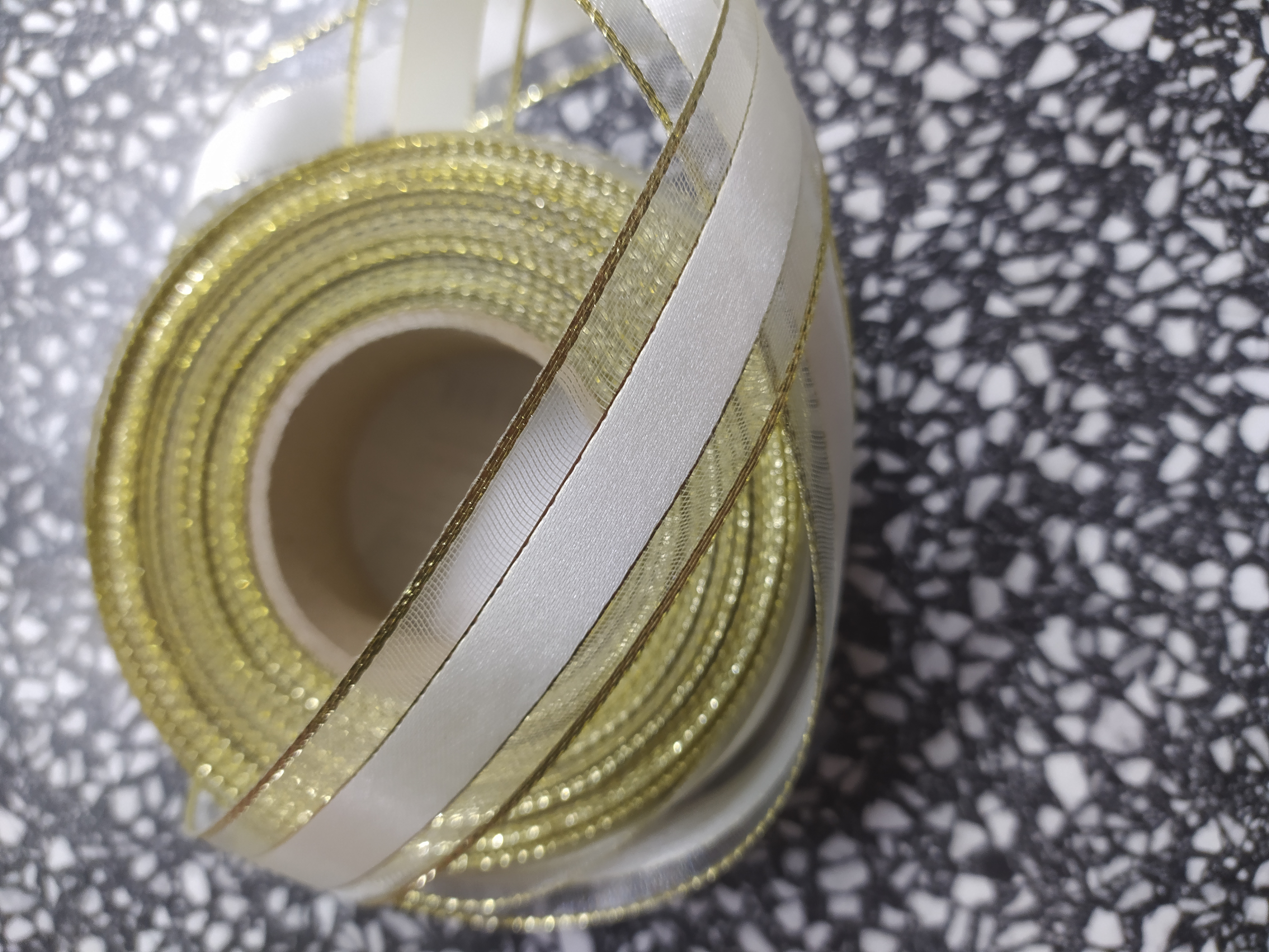 Stuha ozdobná 25 mm s vlascem béžová + zlatá