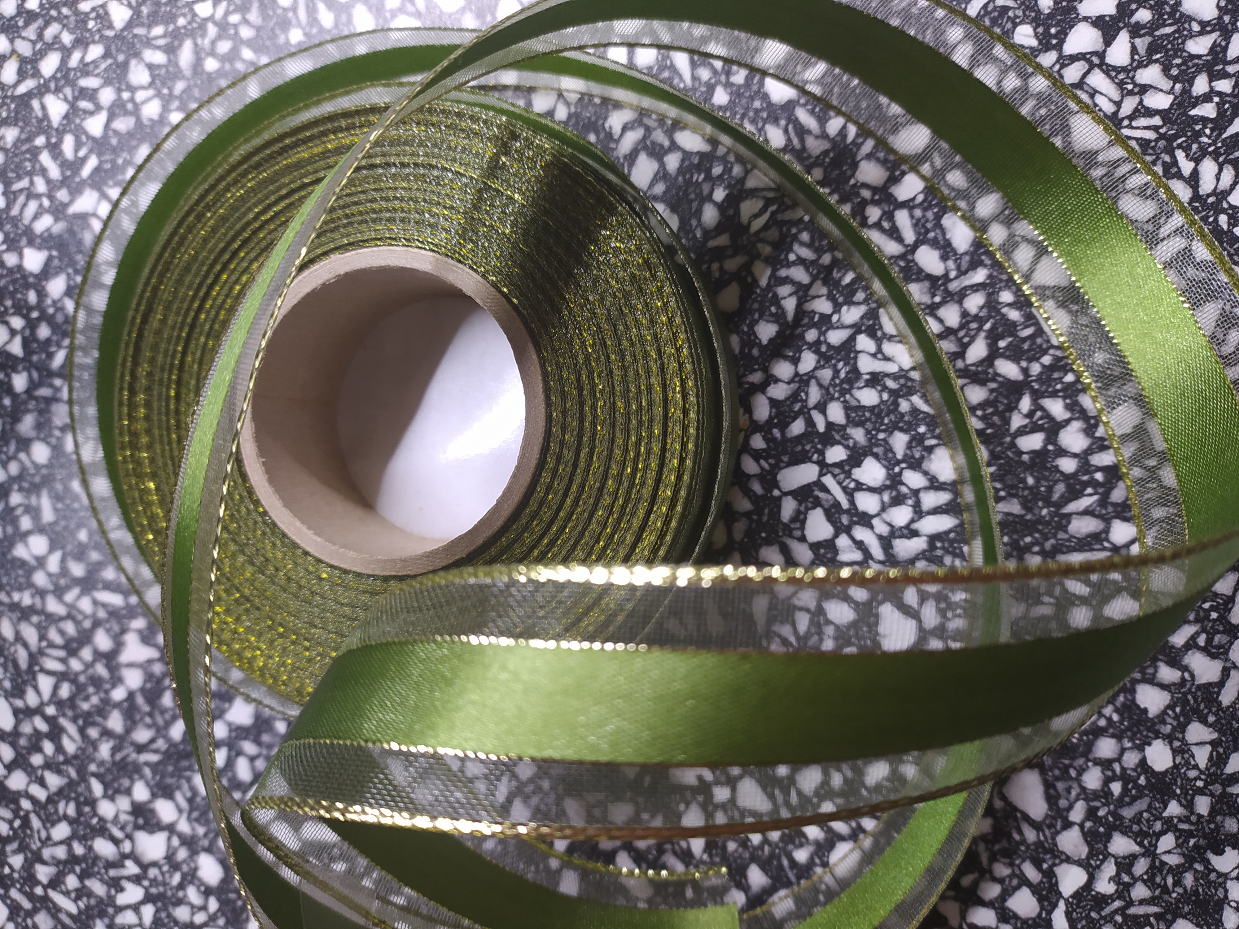 Stuha ozdobná 25 mm s vlascem zelená + zlato