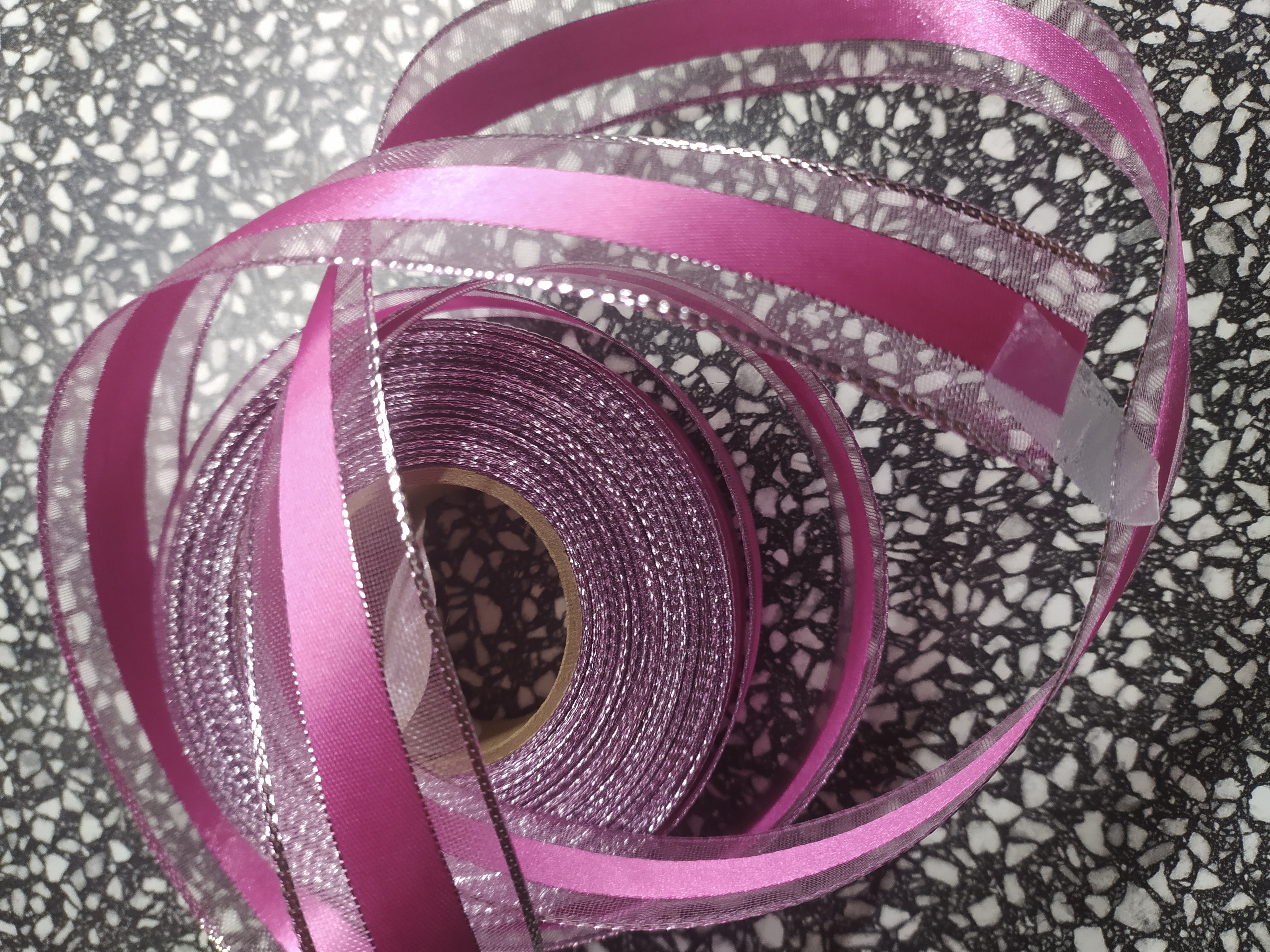 Stuha ozdobná 25 mm s vlascem cyklámen + stříbro