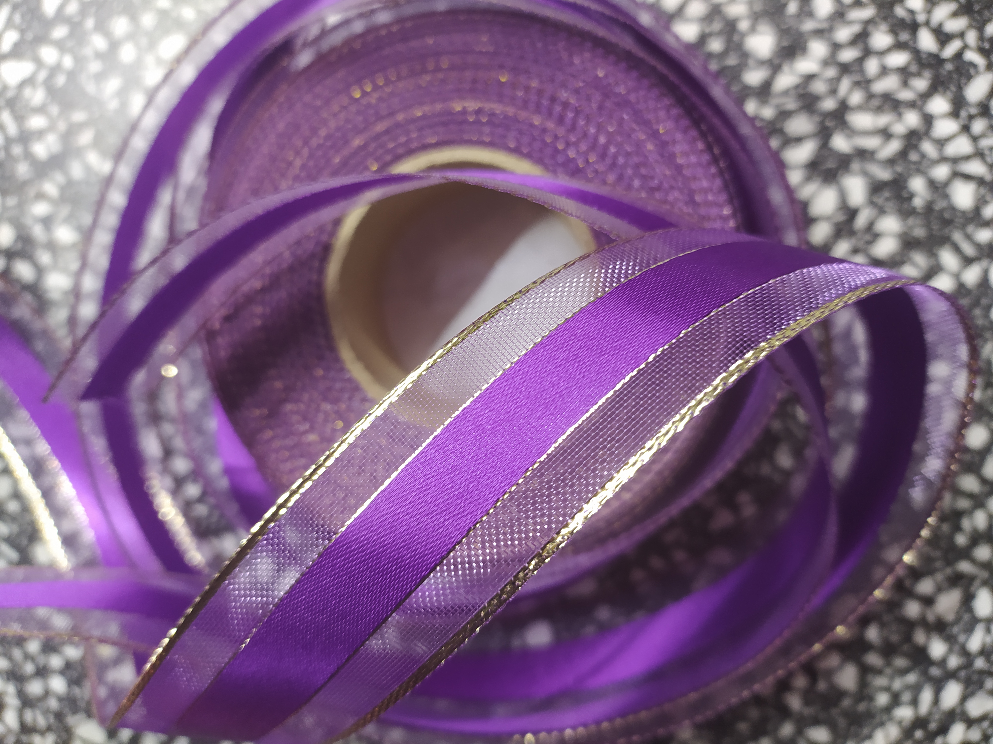 Stuha ozdobná 25 mm s vlascem středně fialová