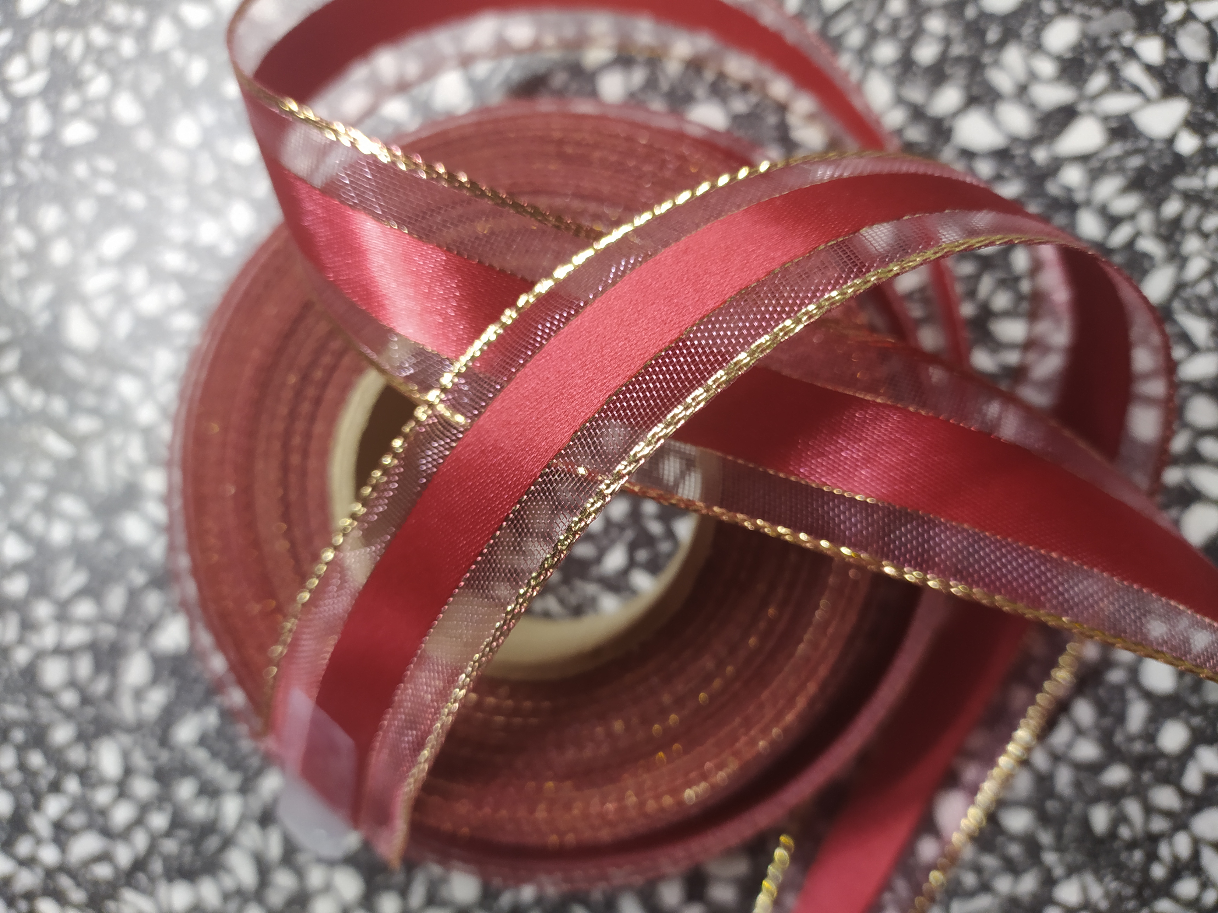 Stuha ozdobná 25 mm s vlascem vínová + zlato