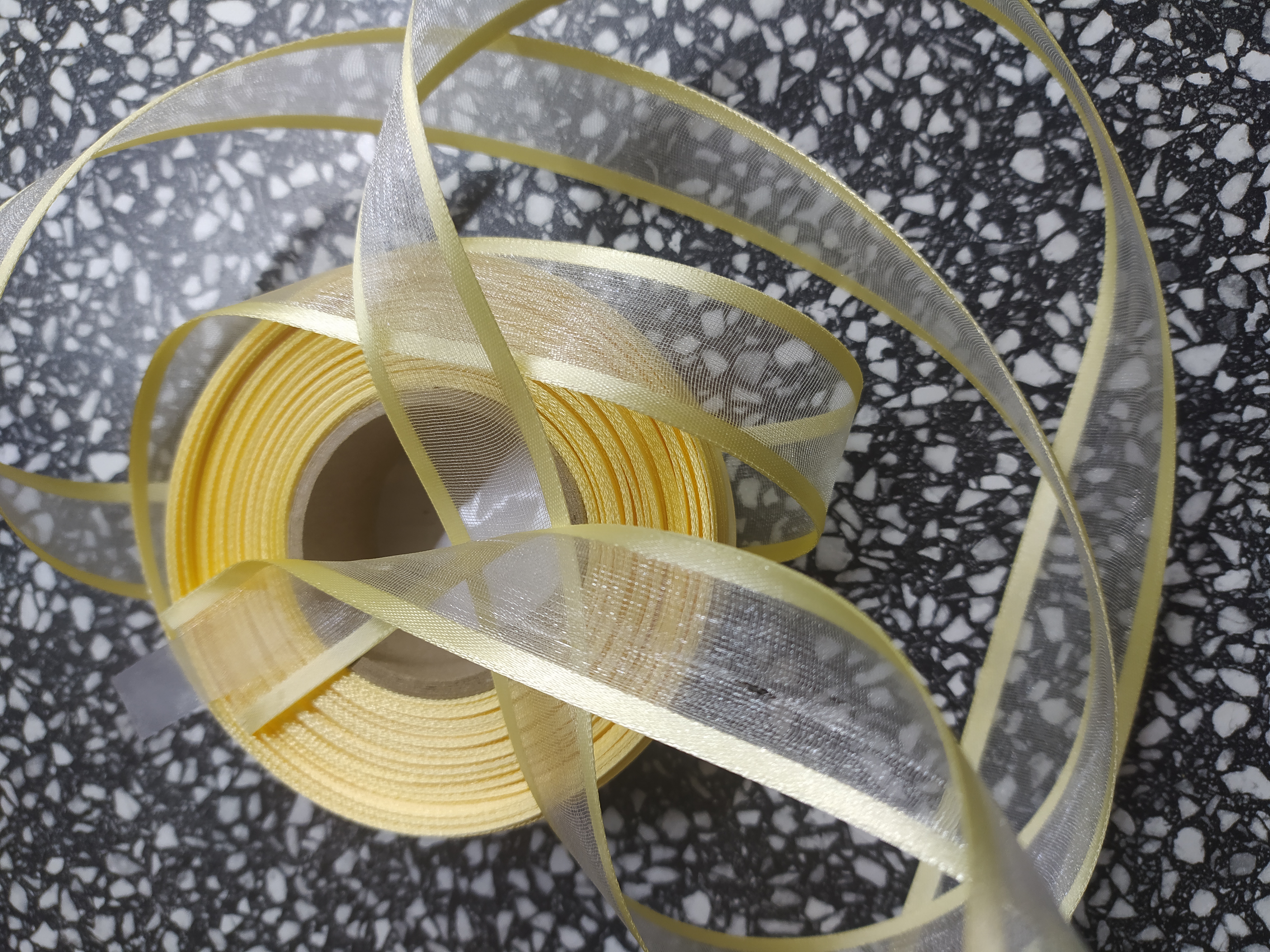 Stuha monofilová s vlascem 25 mm tmavá ecru