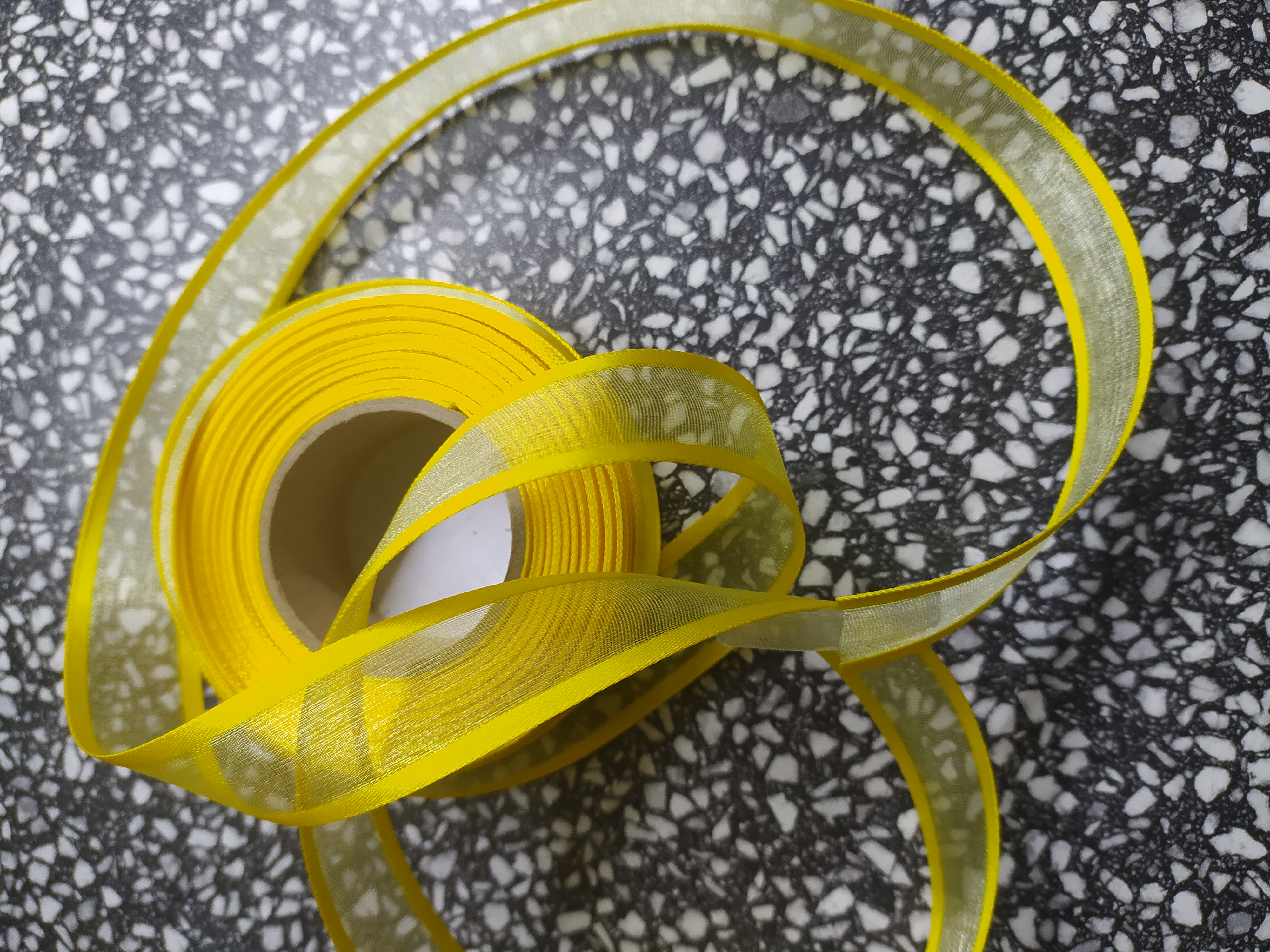 Stuha monofilová s vlascem 25 mm žlutá