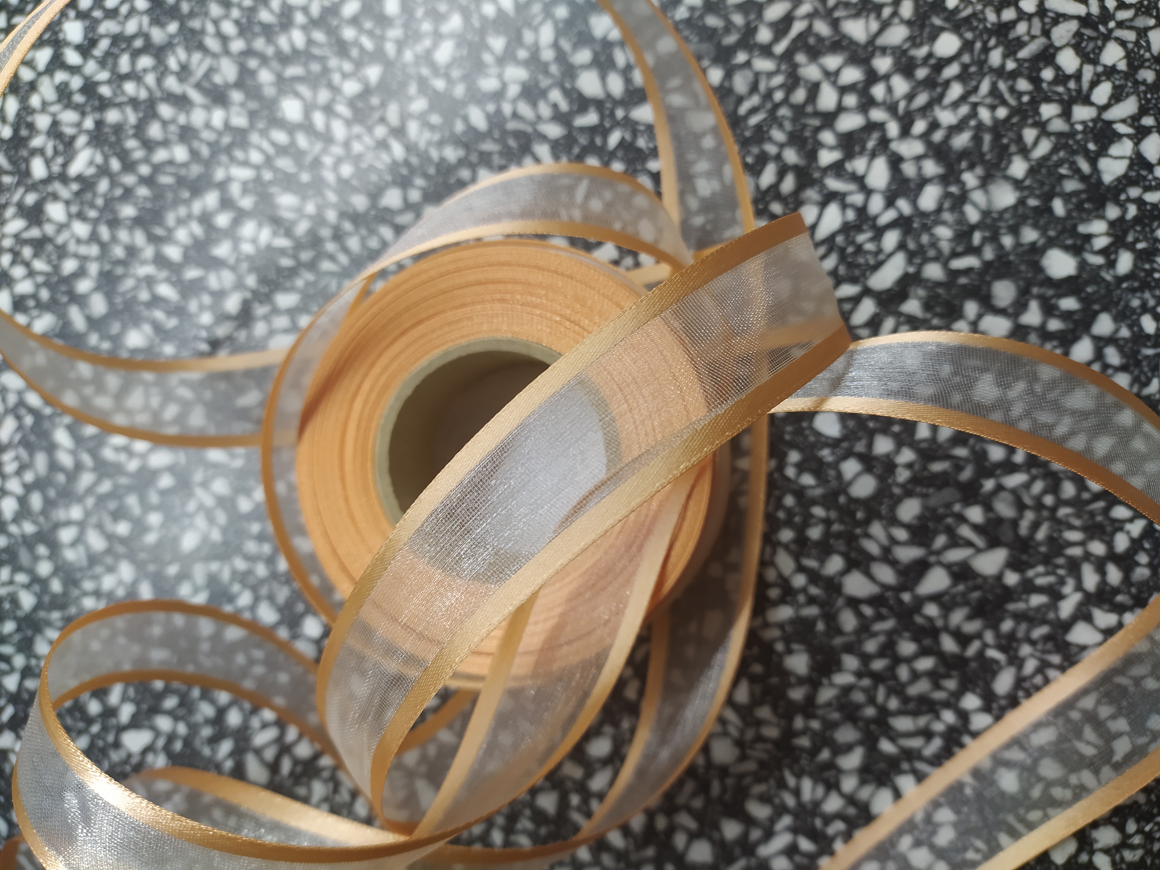 Stuha monofilová s vlascem 25 mm lososová