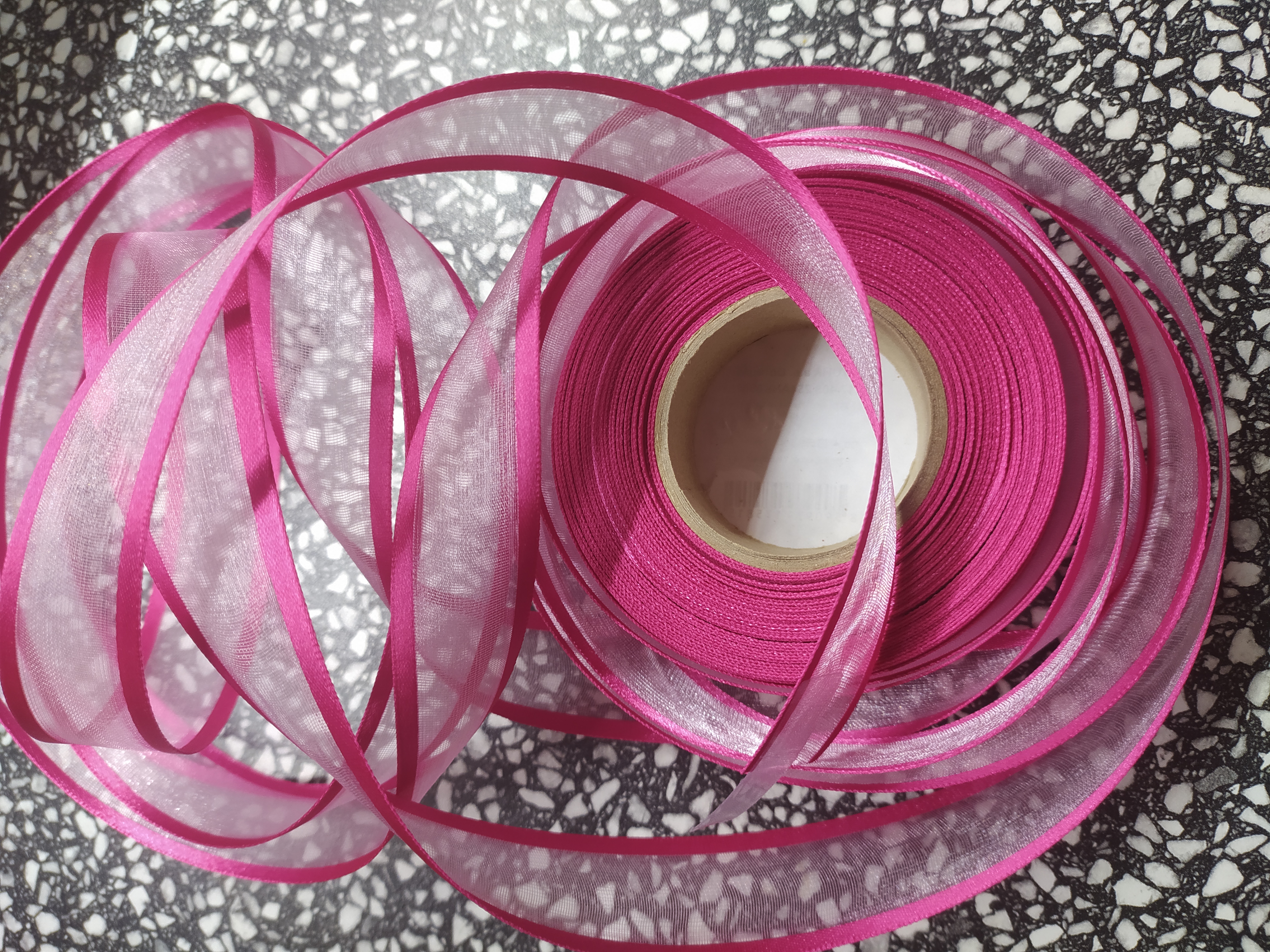 Stuha monofilová s vlascem 25 mm cyklámen