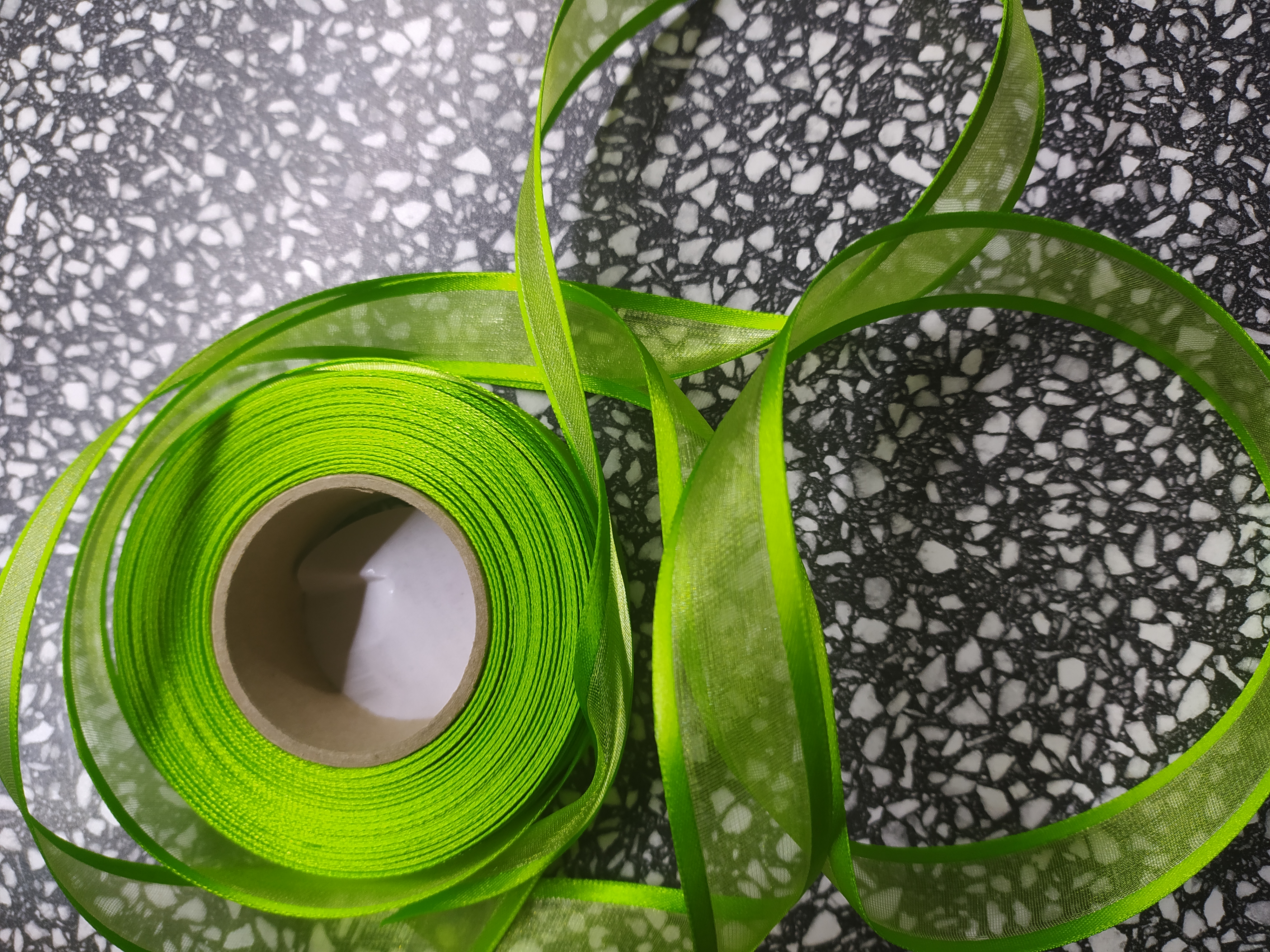 Stuha monofilová s vlascem 25 mm zelená