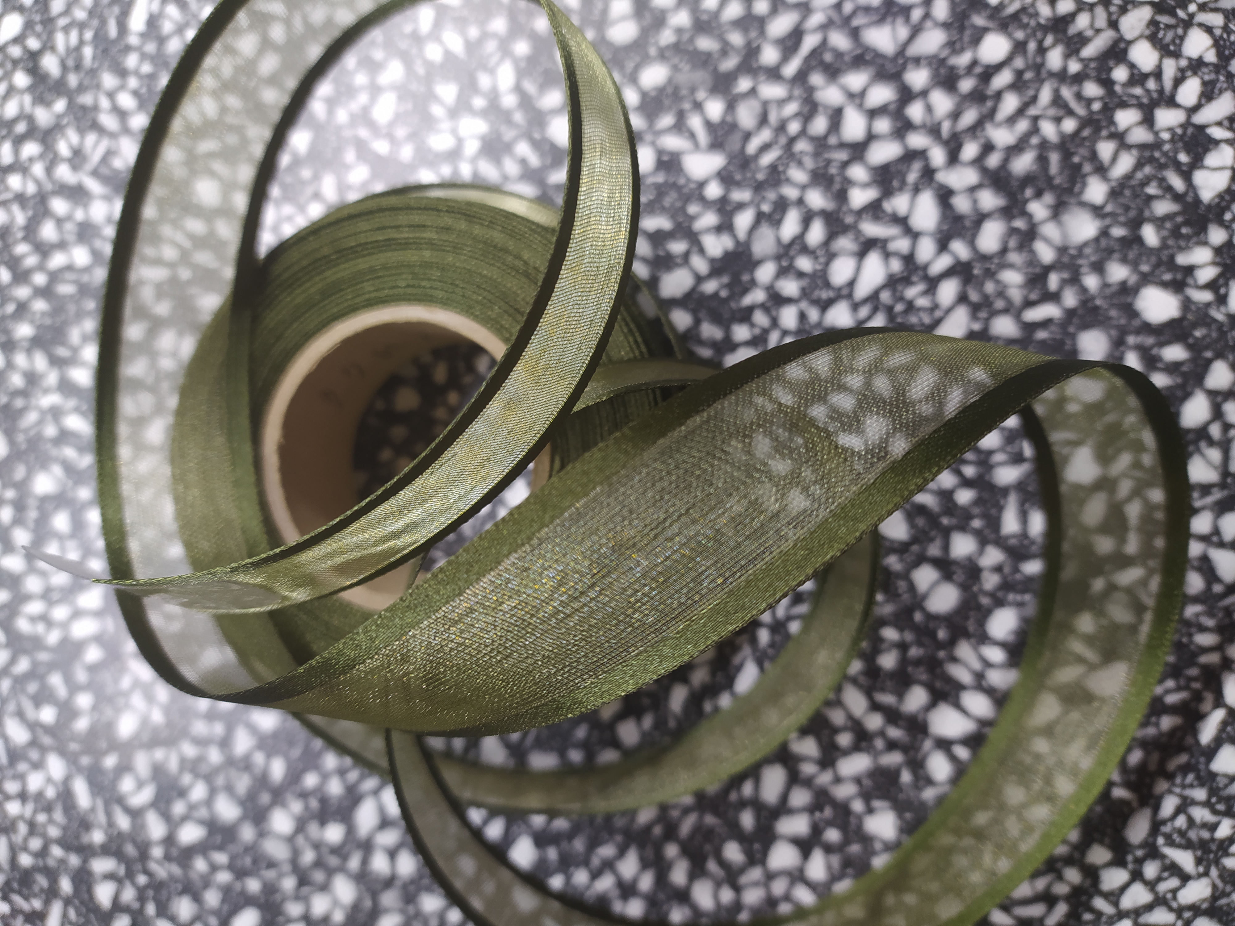 Stuha monofilová s vlascem 25 mm tmavá zeleň