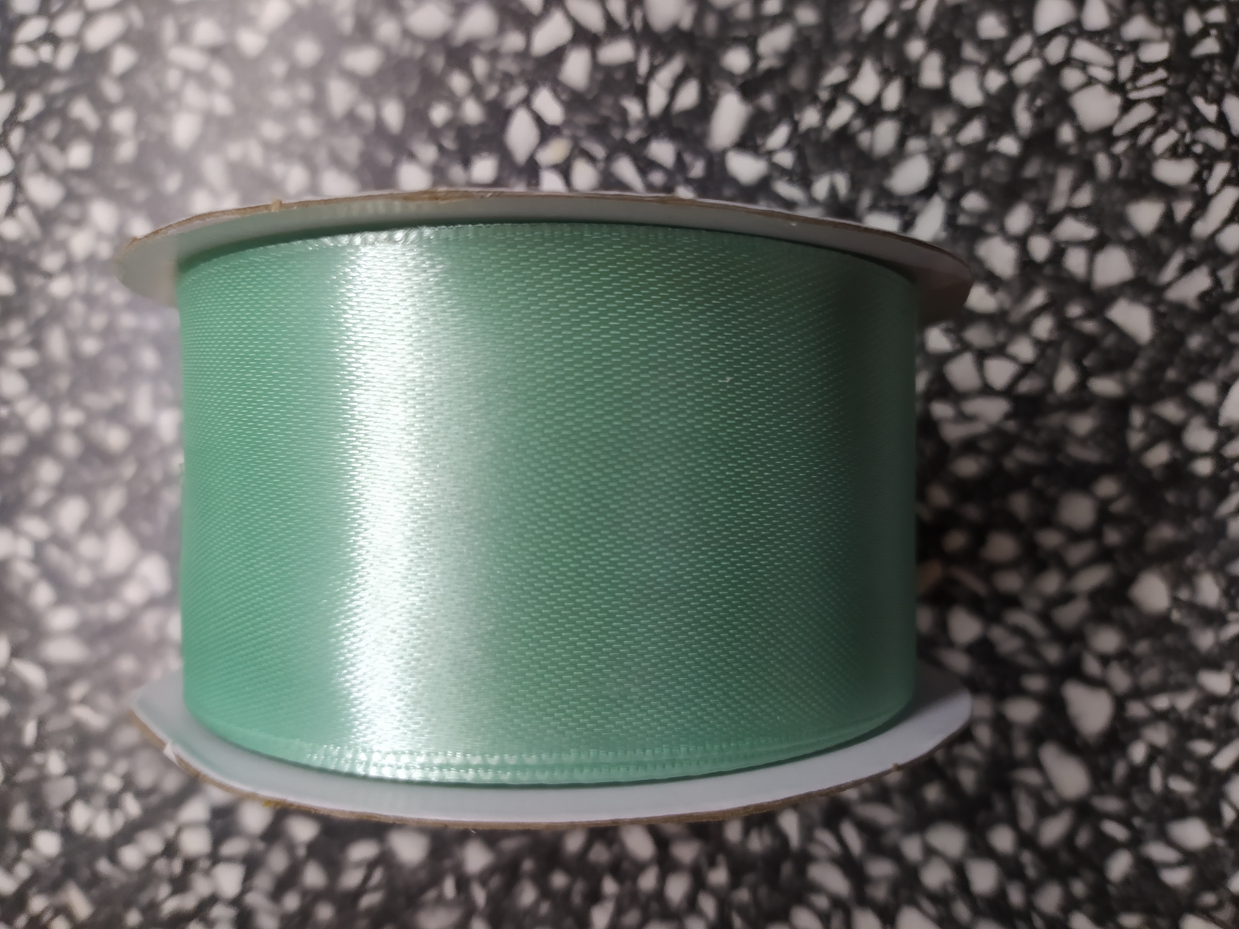 Stuha atlasová jednolící 25 mm mátová