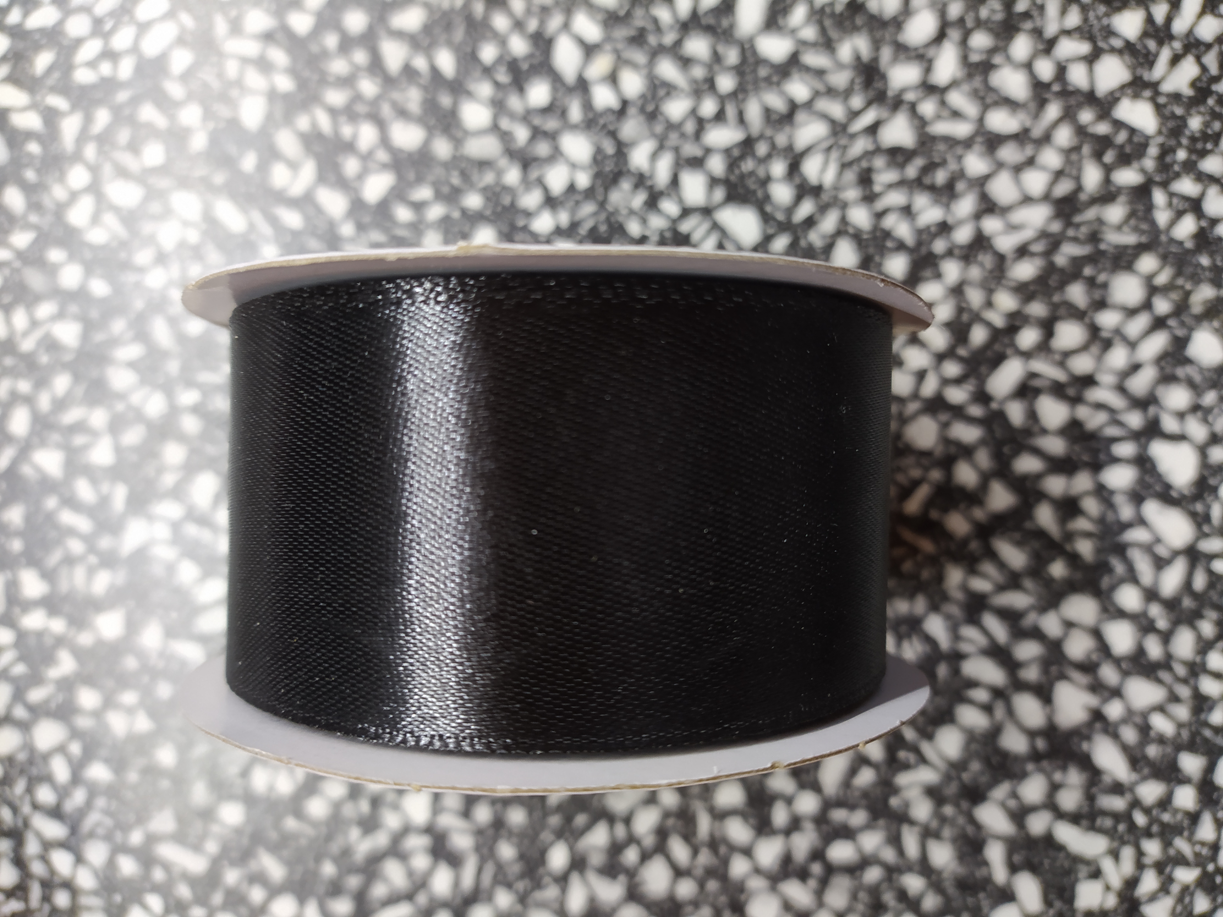 Stuha atlasová jednolící 25 mm černá