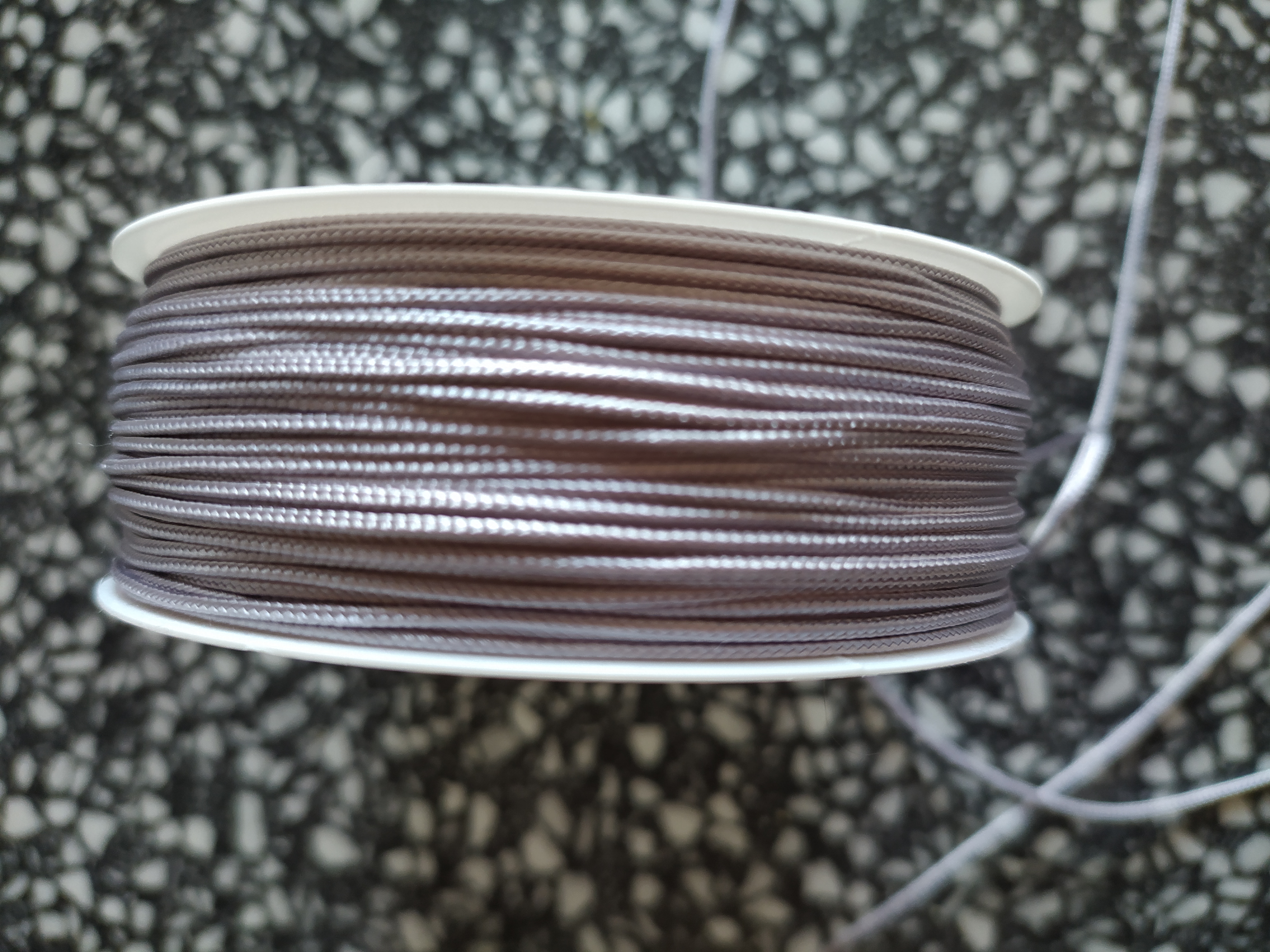 Dutinka 1 mm světle šedá