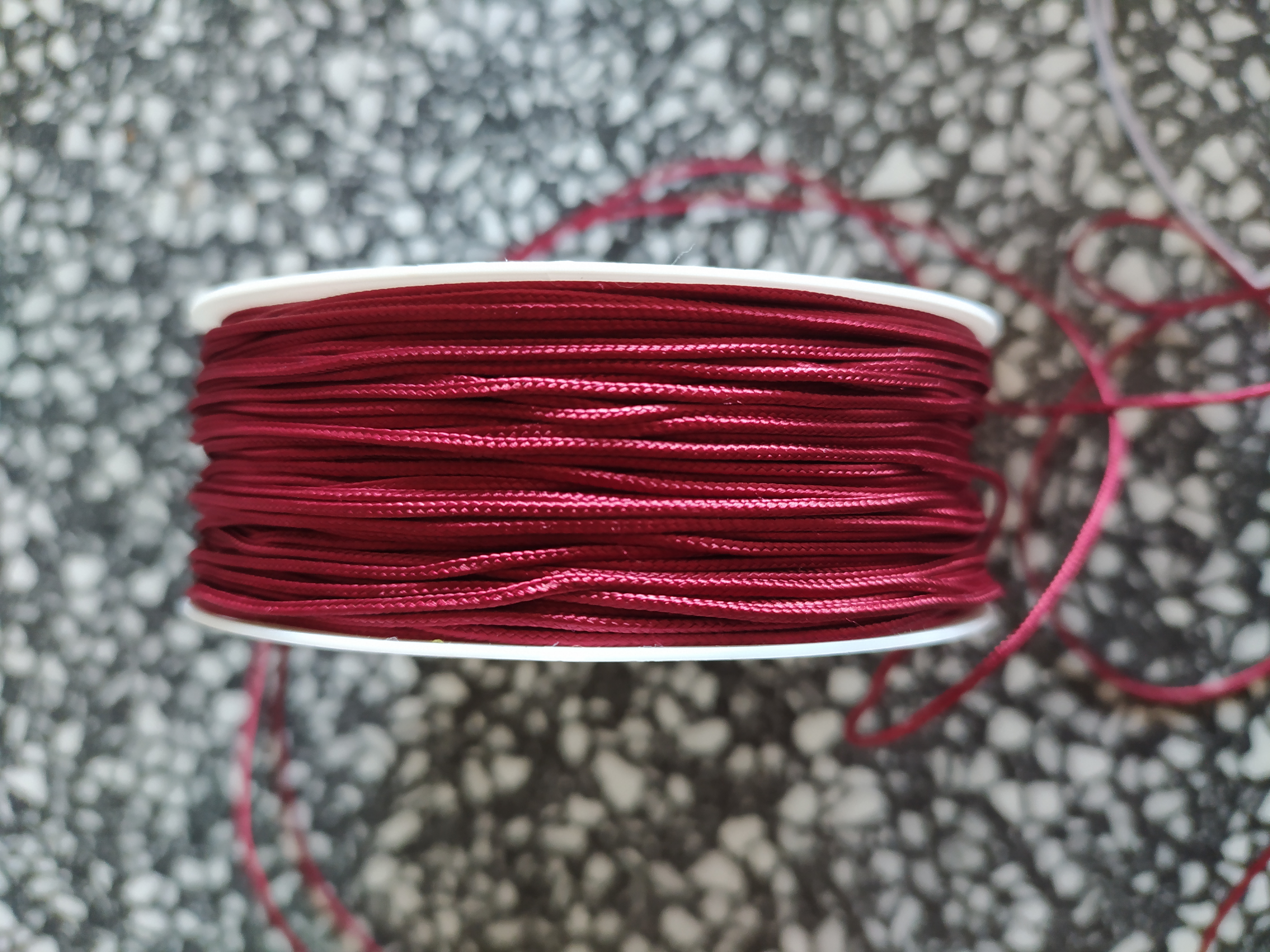 Dutinka 1 mm vínová