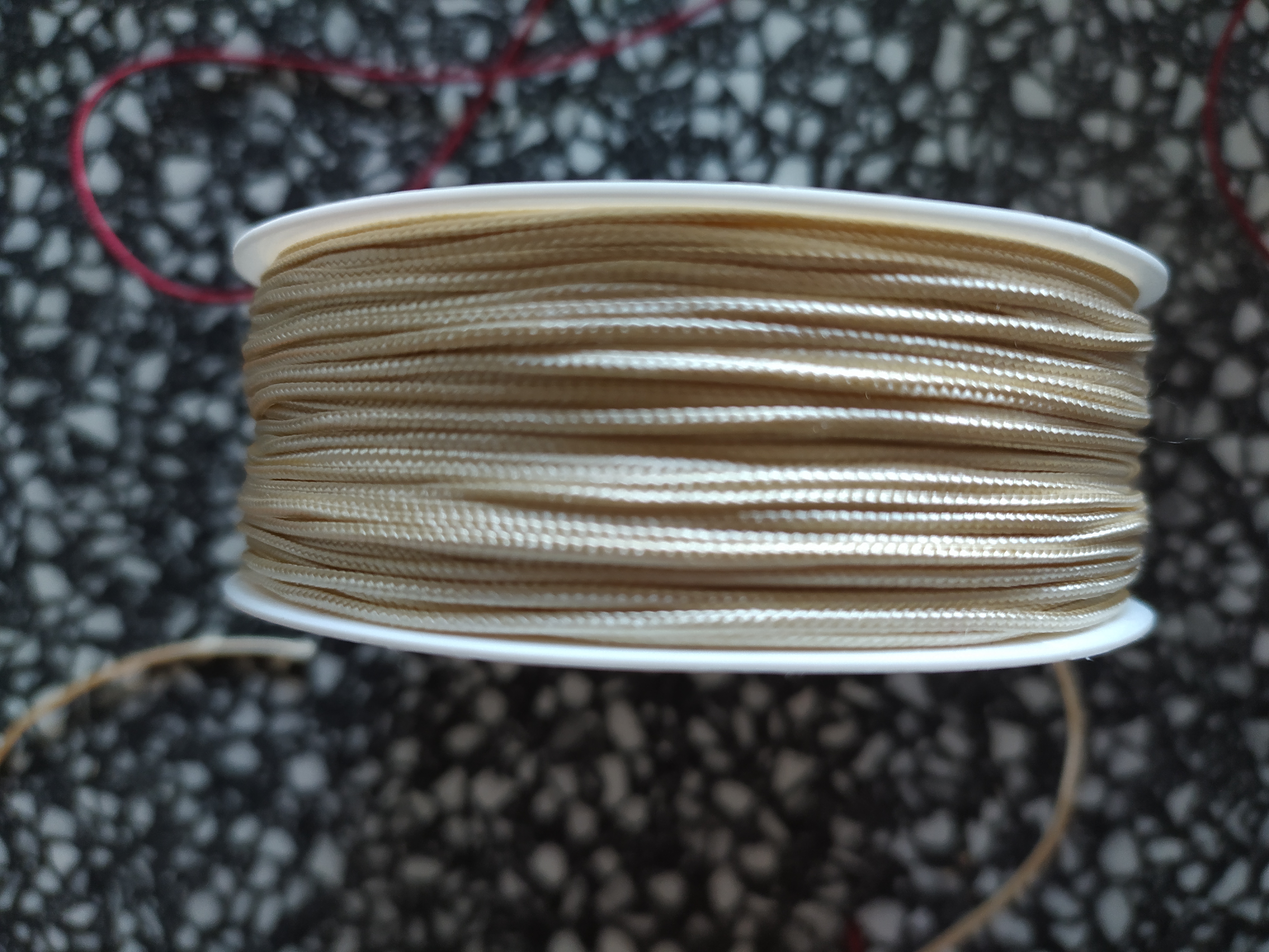 Dutinka 1 mm světle krémová