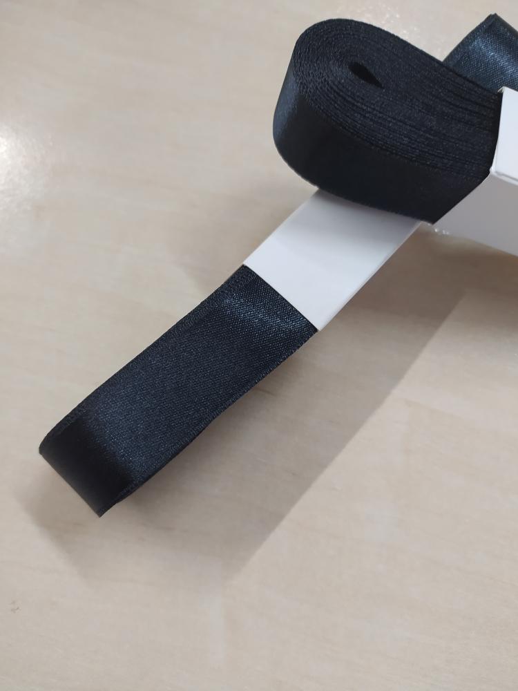 Stuha atlasová oboulící 20 mm černá
