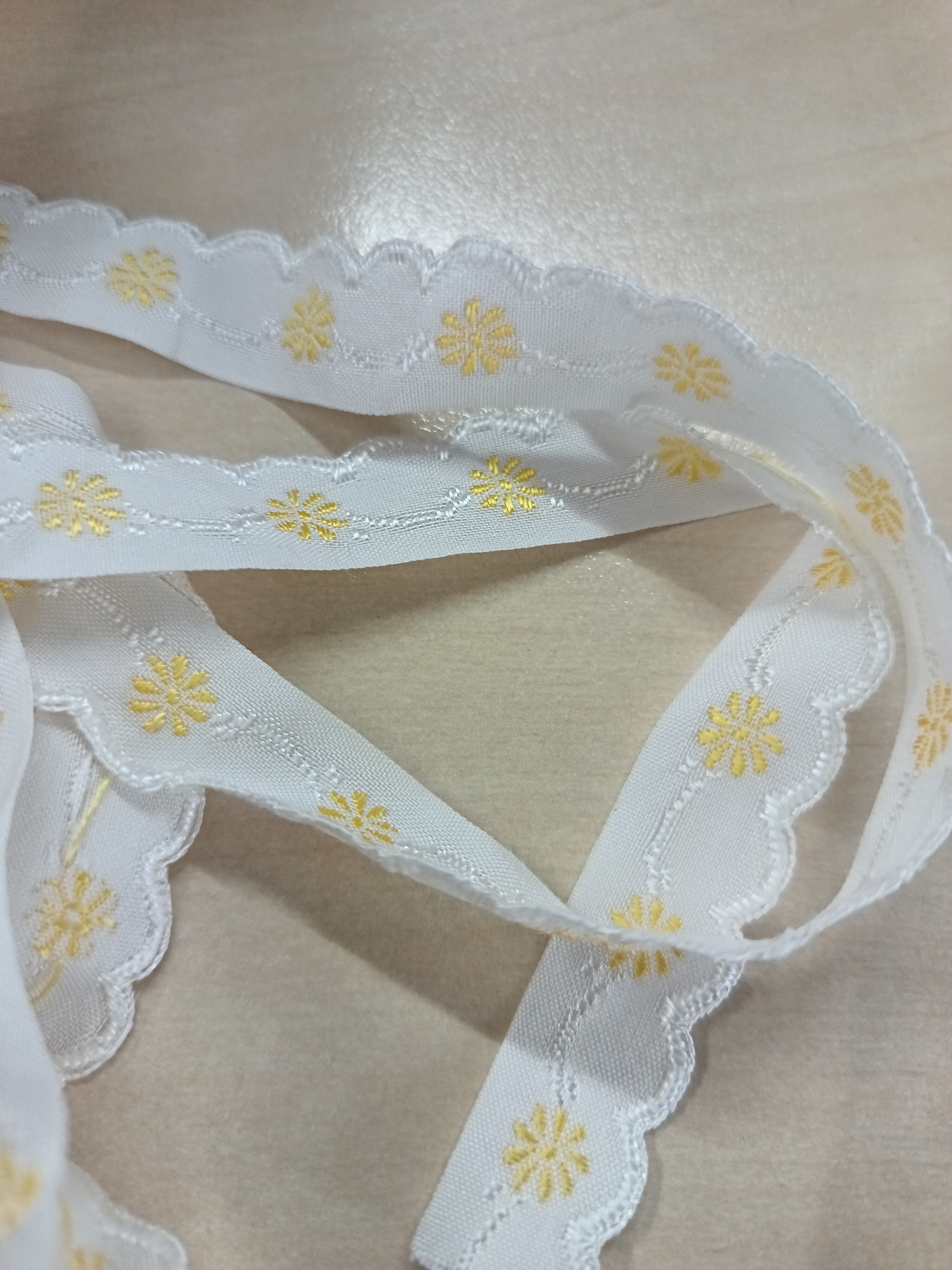 Stuha zoubková 16 mm žlutá