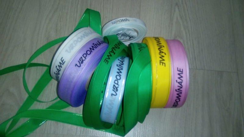 Smuteční stuha Vzpomínáme 9 mm bílá