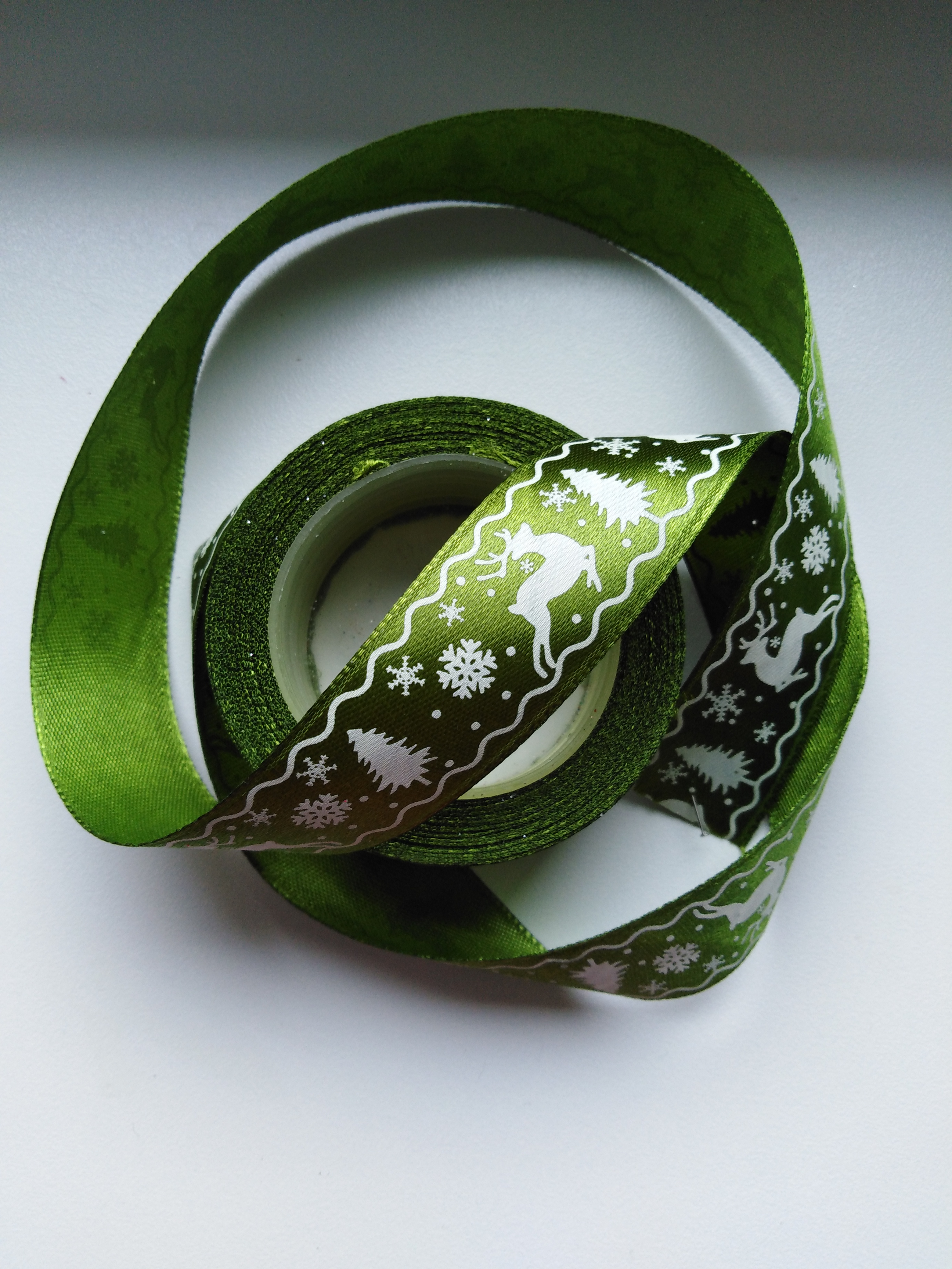 Saténová stuha tisk sobi 25 mm zelená