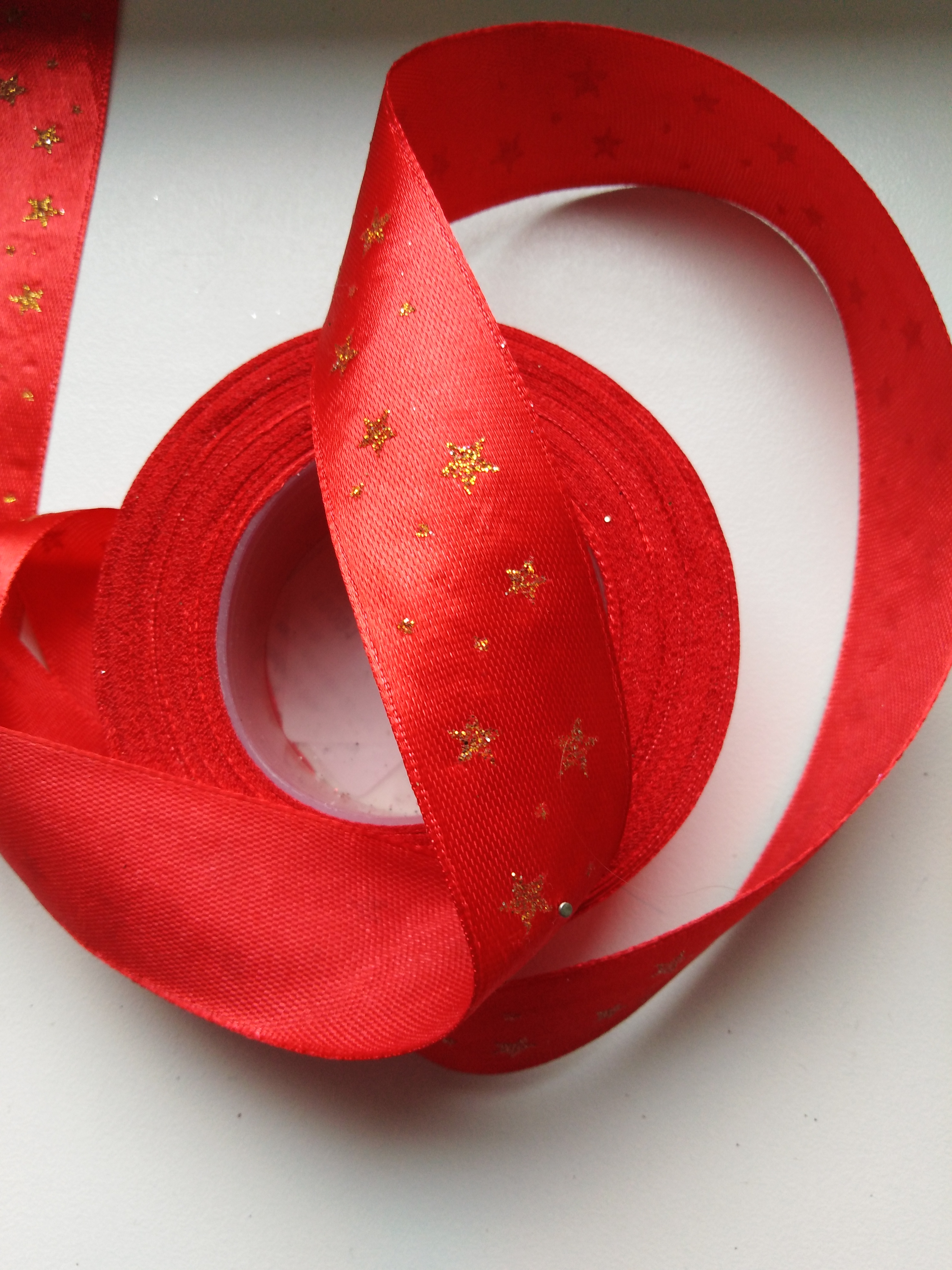 Saténová stuha tisk hvězdy 25 mm červená