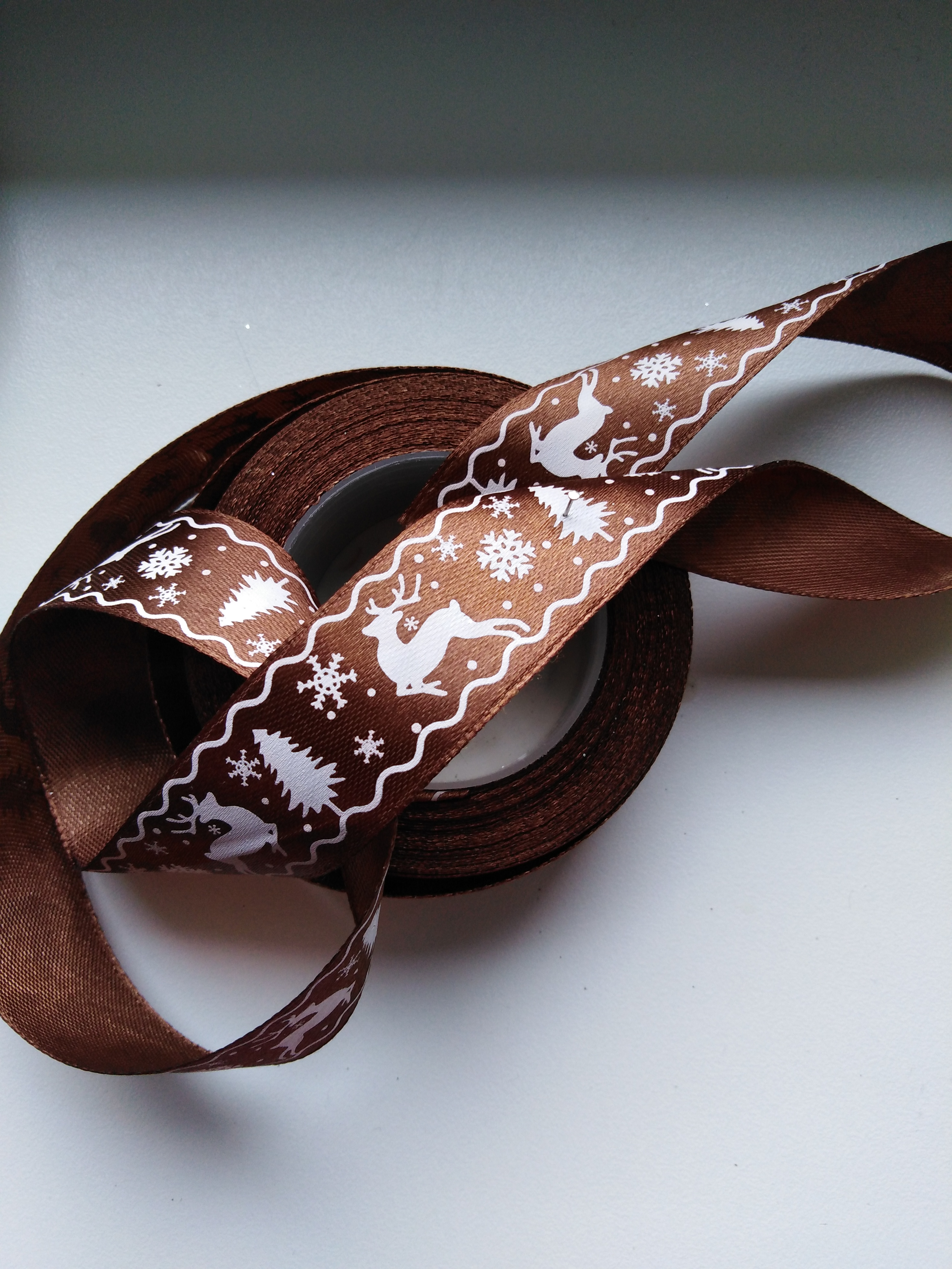 Saténová stuha tisk sobi 25 mm hnědá doprodej