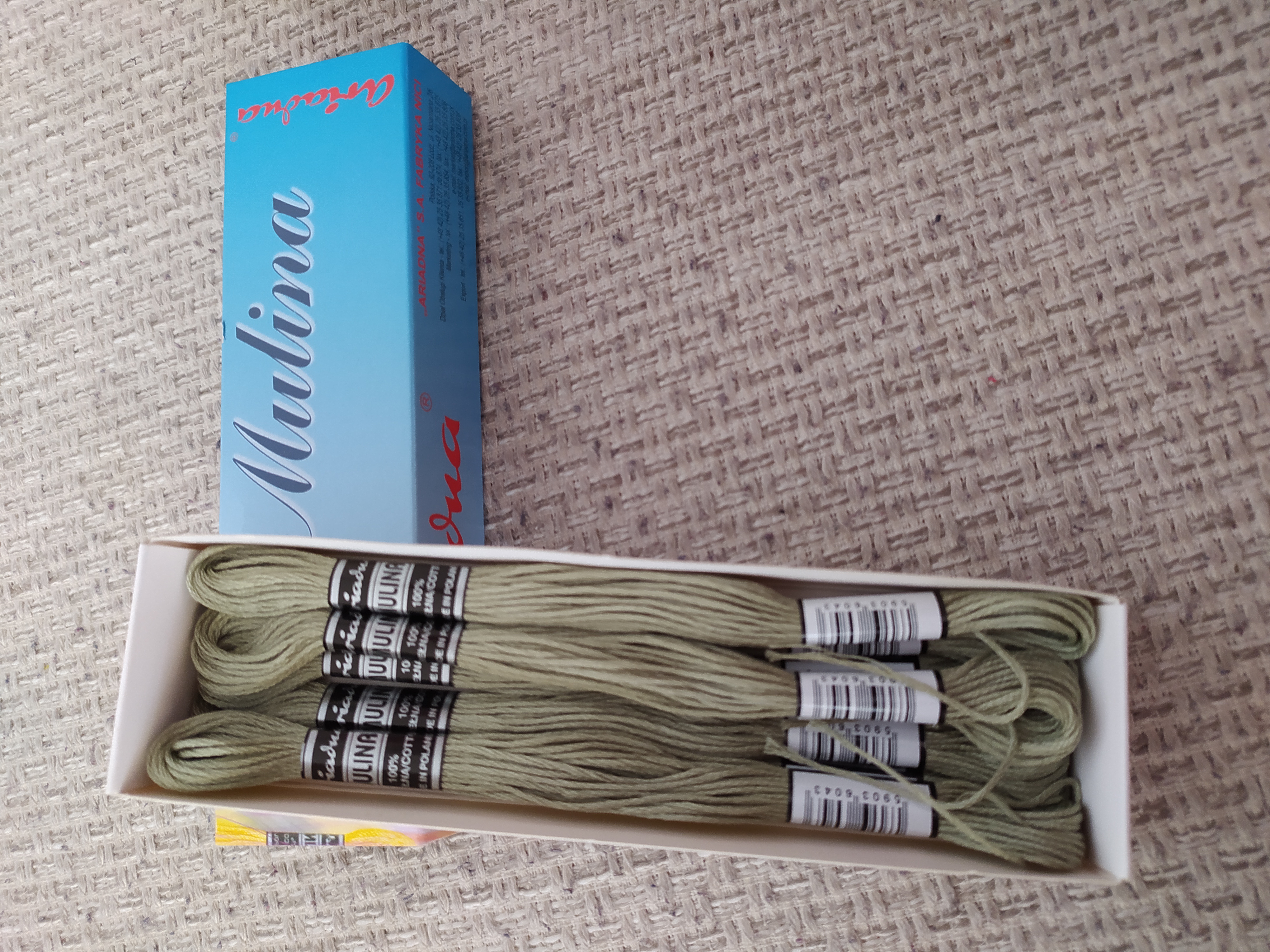 Příze na vyšívání Mulina - Ariadna světlá žlutošedá 1802