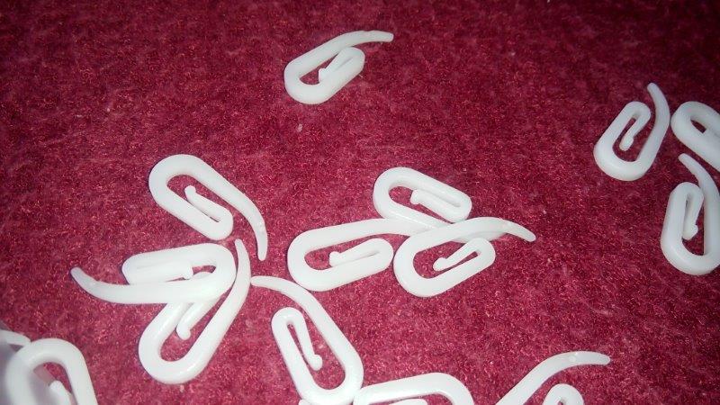 Záclonový háček 28 mm spirála bílá