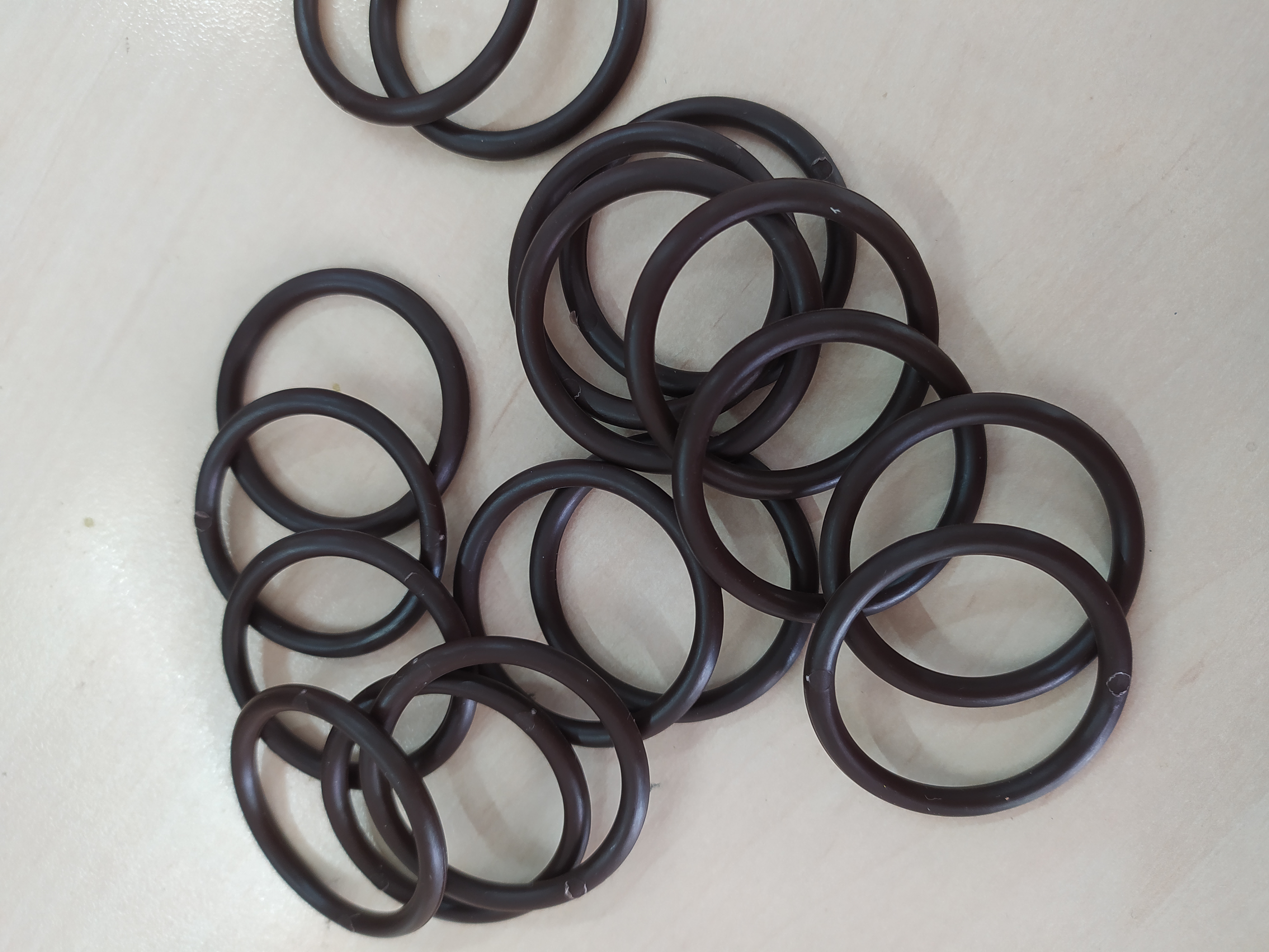 Záclonový kroužek 40/34 mm čokoládový ( tm. hnědý)