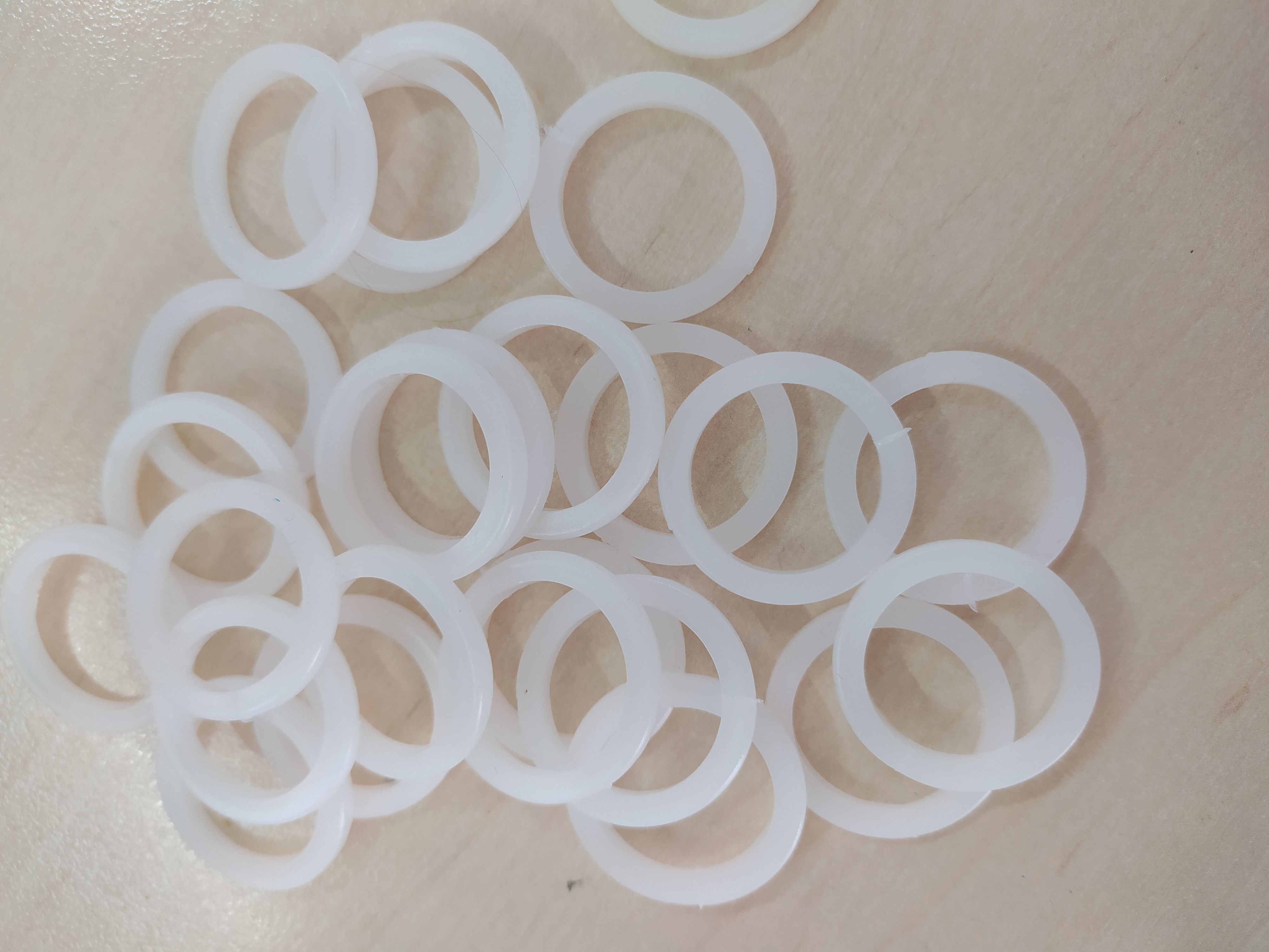 Záclonový kroužek 25/20 mm bílý