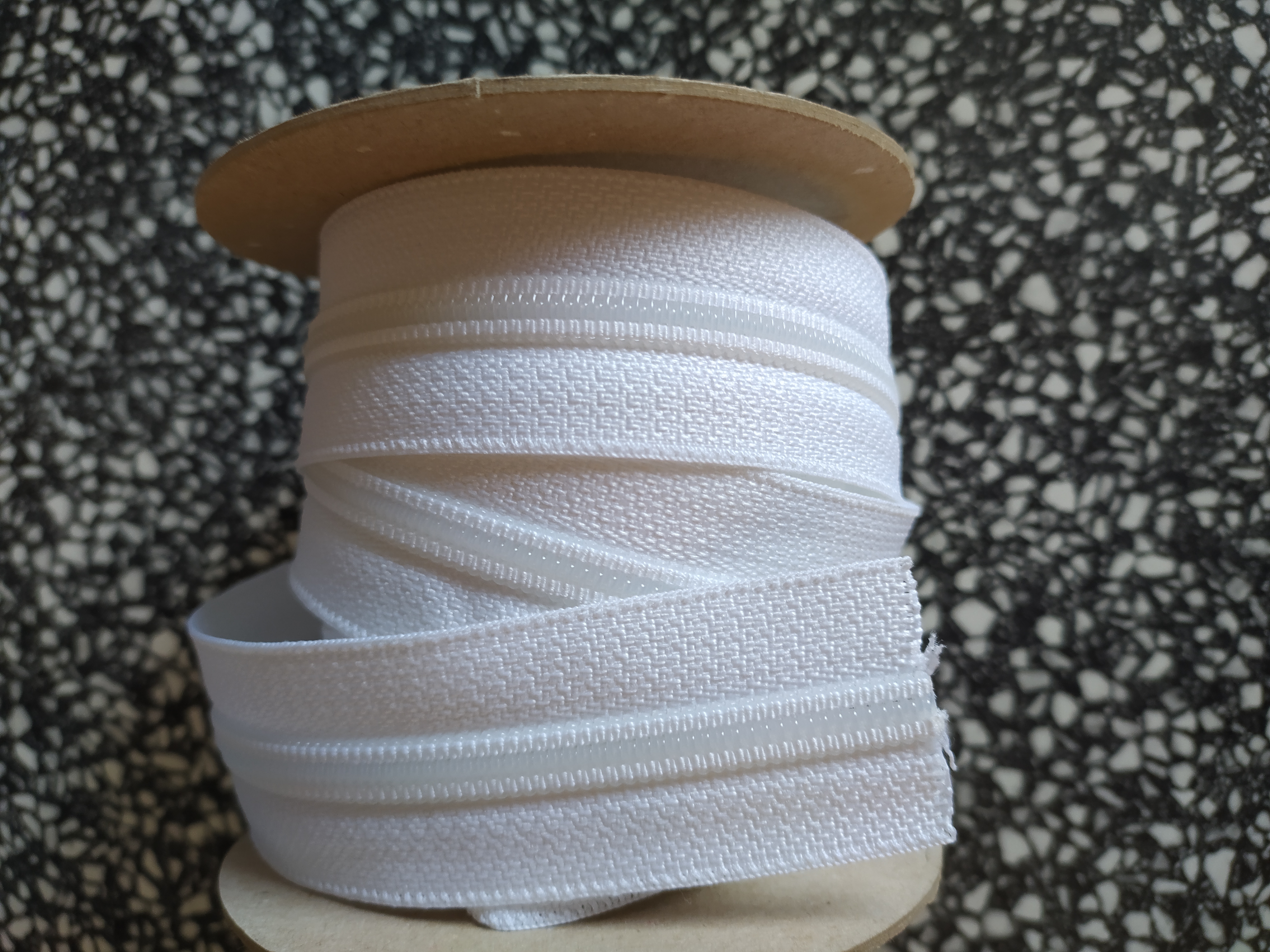 Zdrhovadlový pás - nekonečný zip WS20 9 mm bílý